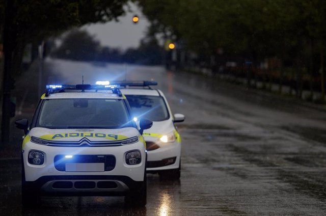 Dos coches de policía patrullan en un control de un punto del municipio madrileño de Alcorcón.