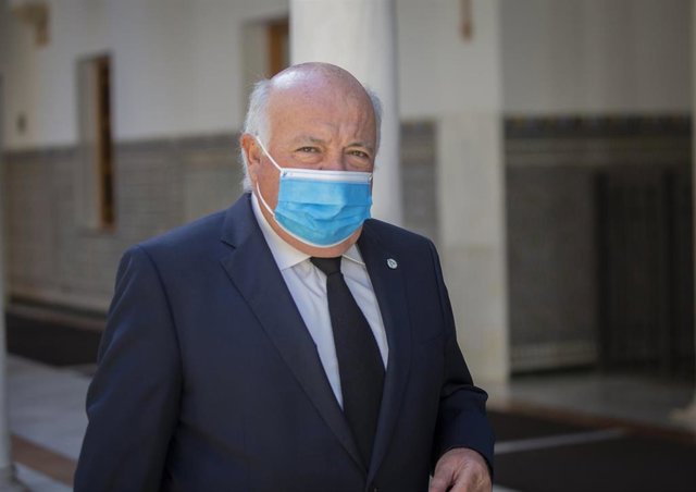El consejero de Salud y Familias, Jesús Aguirre, a su llegada sesión de control al gobierno con preguntas al presidente. En el Parlamento de Andalucía (Sevilla, Andalucía), 06 de mayo de 2020.