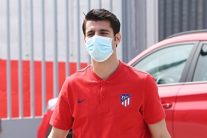 Morata se reincorpora al Atlético con mascarilla