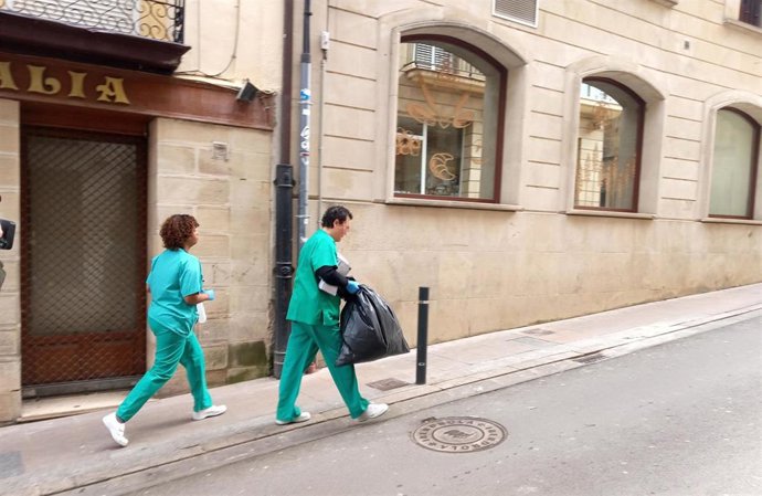 Dos sanitarias salen del domicilio de unos vecinos de Haro (La Rioja), que se encuentran aislados en sus caras con coronavirus, a 9 de marzo de 2020.