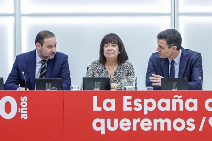 (I-D) El ministro de Transportes, Movilidad y Agenda Urbana, José Luis Ábalos, la presidenta del PSOE, Cristina Narbona, y el presidente del Gobierno, Pedro Sánchez, durante una reunión de la Comisión Ejecutiva Federal del PSOE