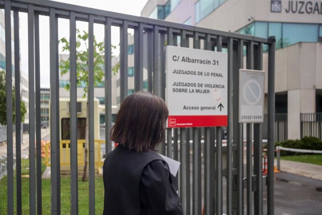 Una abogada vestida con toga y mascarilla entra a los Juzgados de lo Pena