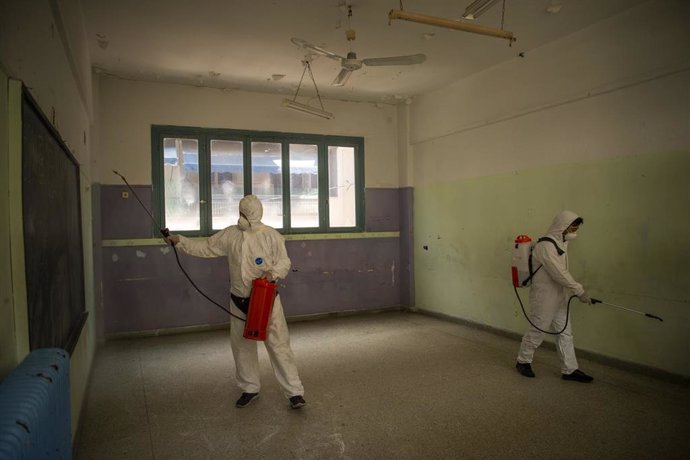 Desinfección de una escuela en Atenas