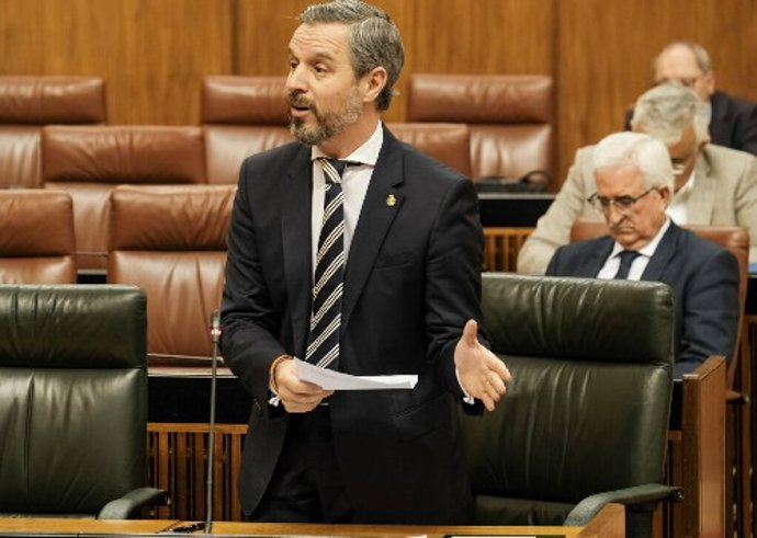 El consejero de Hacienda, Juan Bravo, este miércoles durante el Pleno del Parlamento. 