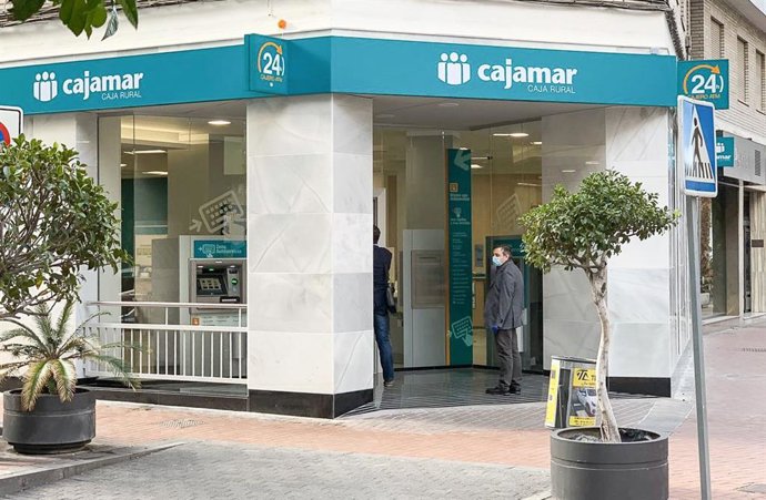Un cliente entra en una oficina de Cajamar en Motril durante el estado de alarma por el Covid-19.