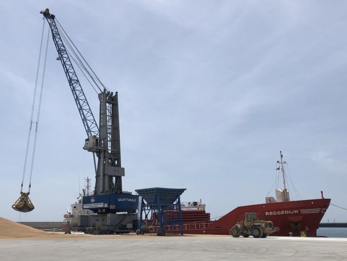 Descarga de trigo en el muelle de las Azucenas