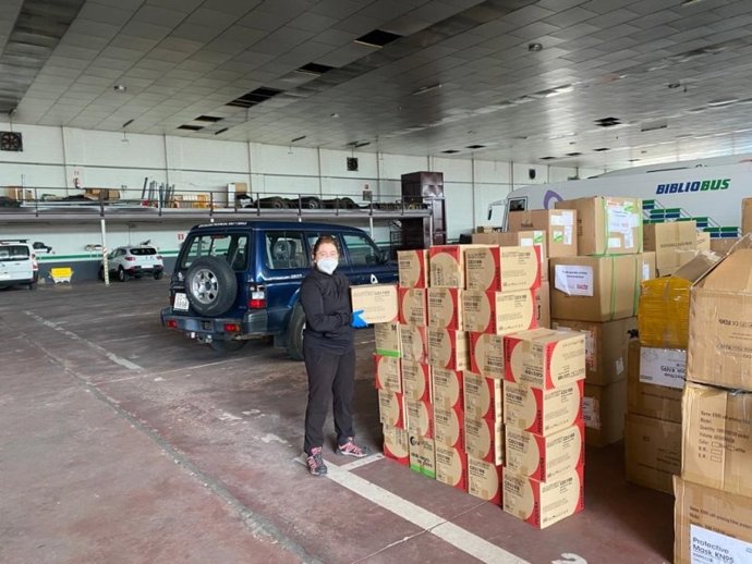 La vicepresidenta de la Diputación de Soria, María José Jiménez, con las unidades de guantes.