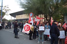 Imagen de archivo de una protesta sindical ante Torre Triana, sede de diversas consejerías de la Junta. 