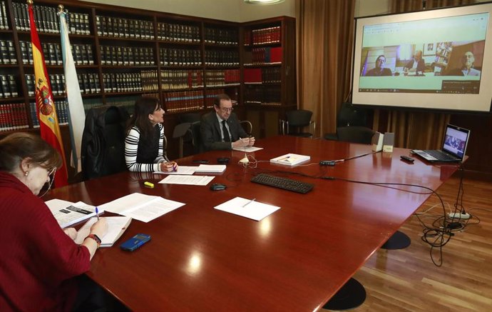 Reunión telemática entre la conselleira de Educación, Carmen Pomar, y los tres rectores