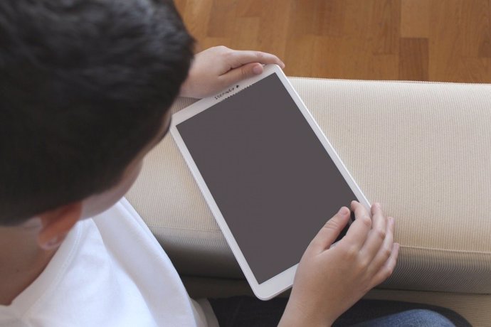 Niño con tablet, foto de archivo