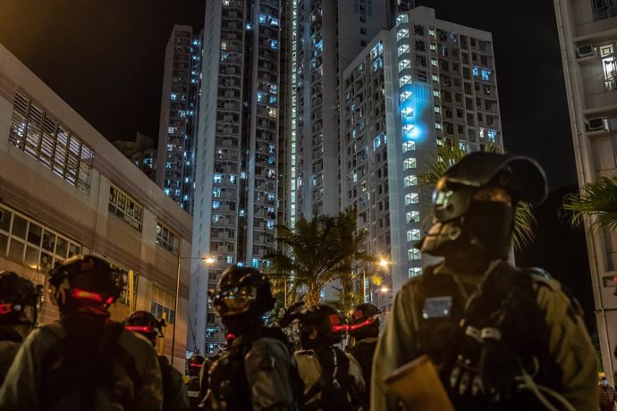 China.- La Policía de Hong Kong sofoca una protesta antigubernamental en un cent