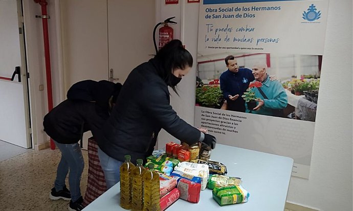 Familias durante el reparto de alimentos del Albergue San Juan de Dios de Madrid