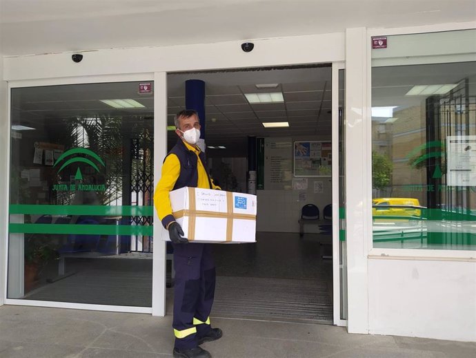 Voluntario de Correos en el reparto de material de protección sanitaria en Jerez de la Frontera