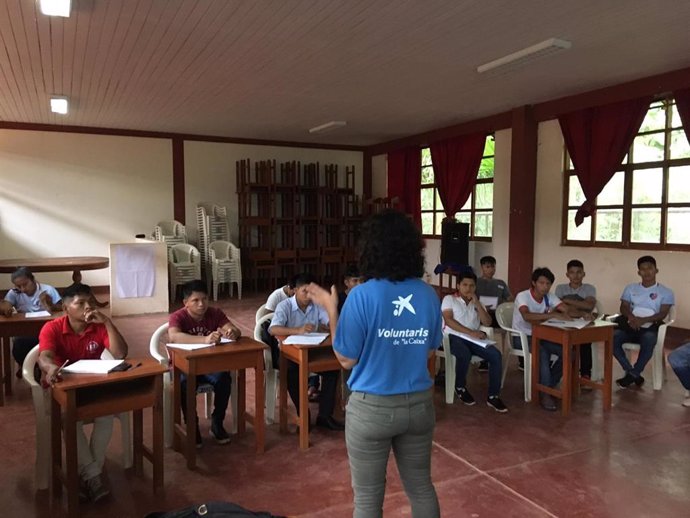 Voluntarios de La Caixa en una acción formativa