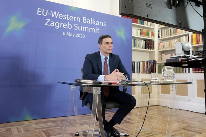El presidente del Gobierno, Pedro Sánchez, durante su participación por videoconferencia en la Cumbre de la Unión Europea-Balcanes Occidentales, en el Palacio de la Moncloa, en Madrid (España) a 6 de mayo de 2020.