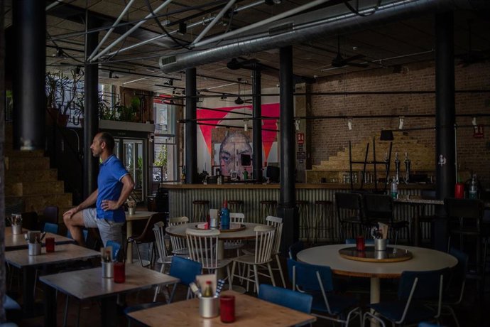 Un hombre se prepara para abrir su restaurante durante el tercer día de desconfinamiento de adultos y durante la fase 0 de la desescalada, en Barcelona/Catalunya (España) a 4 de mayo de 2020.
