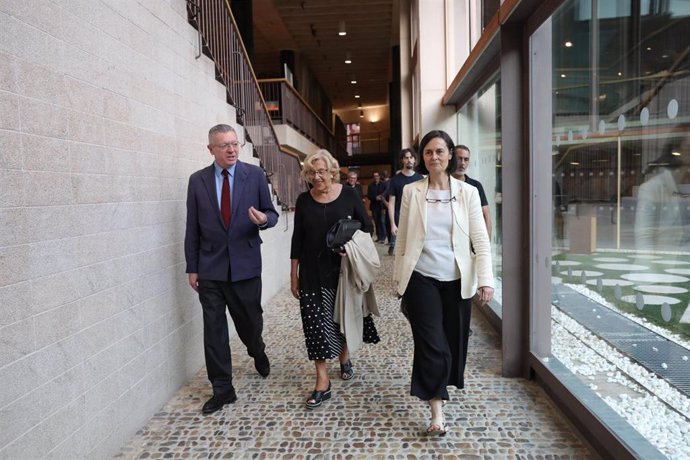 Los exalcaldes de Madrid Manuela Carmena y Alberto Ruiz-Gallardón y la directora del Colegio de Arquitectos de la capital (COAM), Belén Hermida, asisten al ciclo de diálogos 'Repensar Madrid'.