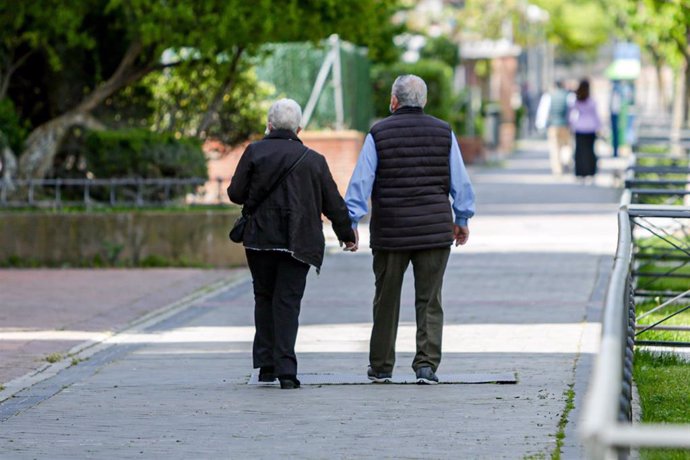 Dos ancianos en un parque en el primer día en que los españoles pueden salir de casa a pasear y hacer ejercicio al aire libre
