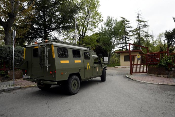 Un furgón militar de la Unidad Militar de Emergencia (UME) entra por la puerta de la residencia de Mayores 'Manoteras' donde los efectivos llevan a cabo labores de desinfección con el fin de evitar la propagación del coronavirus en los centros de mayore