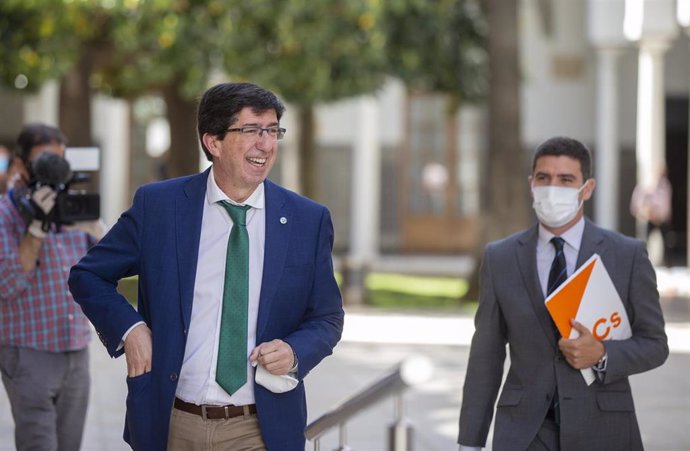 El vicepresidente de la Junta de Andalucía, Juan Marín (i), junto al portavoz del grupo parlamentario Ciudadanos, Sergio Romero (d) a su llegada al Parlamento
