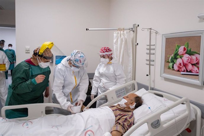 Personal médico revisa el estado de un paciente afectado por el nuevo coronavirus en un hospital de la ciudad turca de Estambul.