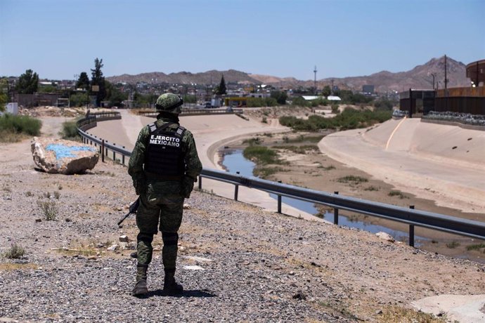Un soldado del Ejército de México en la frontera compartida de Ciudad Juárez con la ciudad estadounidense de El Paso.