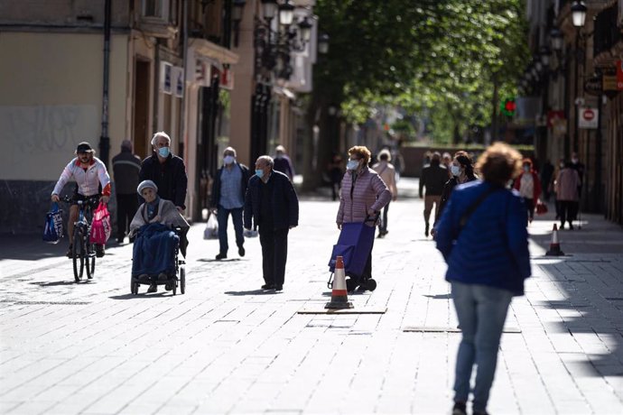 Ancianos en el primer día en el que se permite a los mayores de 14 años salir a la calle a dar paseos y a hacer deporte en distintas franjas horarias, en Álava (Vitoria/País Vasco/España) a 2 de mayo de 2020. Los mayores de 70 años tienen reservadas las