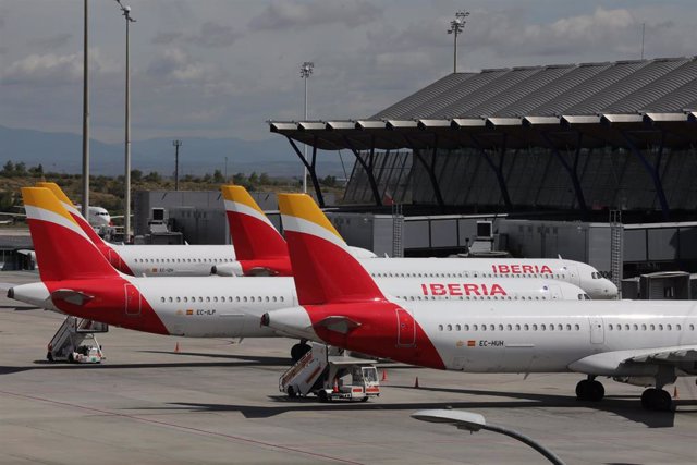 Varios aviones de Iberia aparcados en el Aeropuerto de Madrid-Barajas Adolfo Suárez 