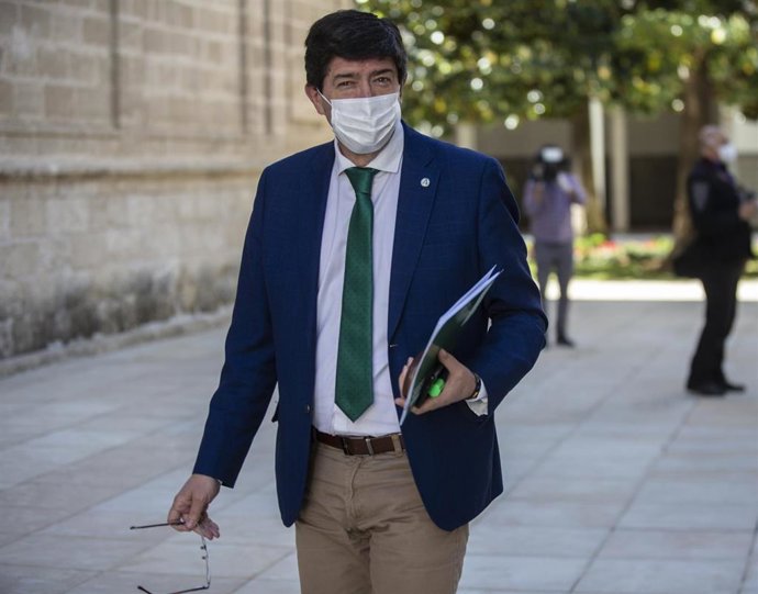 El vicepresidente de la Junta de Andalucía, Juan Marín, a su llegada a la sesión de control al gobierno con preguntas de los grupos al presidente. En el Parlamento de Andalucía, Sevilla (Andalucía, España), 06 de mayo de 2020.