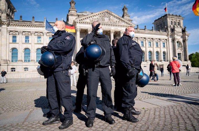 Policías alemanes frente al Reichstag durante una manifestación de personas que protestan contra las restricciones por el coronavirus