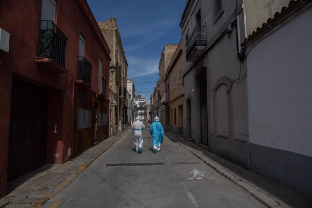 Dos voluntarios de la ONG Proactiva Open Arms se dirigen a casa de una trabajadora sanitaria de la Residencia Geriátrica Redós de Sant Pere de Ribes para realizarle un test rápido de Covid-19, en Barcelona/Catalunya (España) a 30 de abril de 2020.