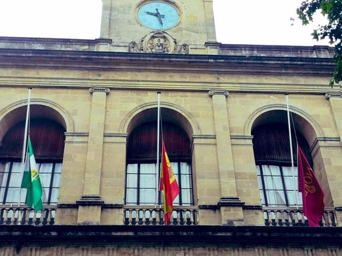Banderas a media asta en el Ayuntamiento de Sevilla