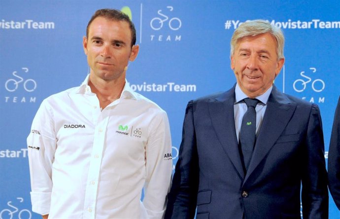 Eusebio Unzúe, mánager general del Movistar Team, junto al ciclista del equipo telefónico Alejandro Valverde