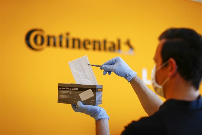 Trabajador de Continental con una mascarilla