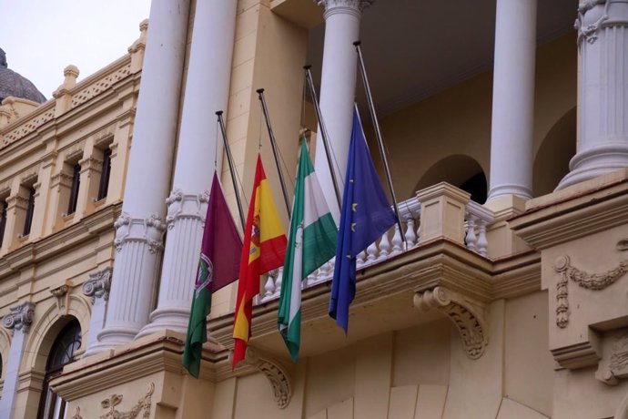 Las banderas del Ayuntamiento de Málaga ondean a media asta en reconocimiento y respeto a las personas fallecidas a consecuencia de la pandemia provocada por COVID?19