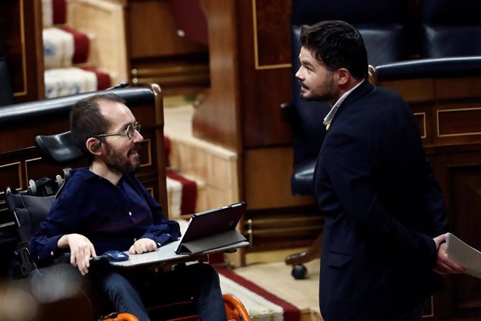 Los portavoces de Unidas Podemos, Pablo Echenique (i) y de ERC, Gabriel Rufián, este miércoles en la sesión de control al Gobierno en el Congreso de los Diputados. En Madrid, (España), a 22 de abril de 2020.