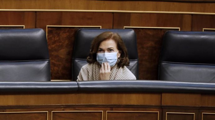 La vicepresidenta primera del Gobierno, Carmen Calvo, participa en el pleno del Congreso este miércoles donde se autorizará otra prórroga del estado de alarma solicitada por el Gobierno. En Madrid, (España), a 6 de mayo de 2020.