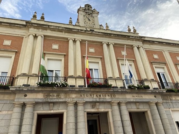 Banderas a media asta en el Ayuntamiento de Huelva.