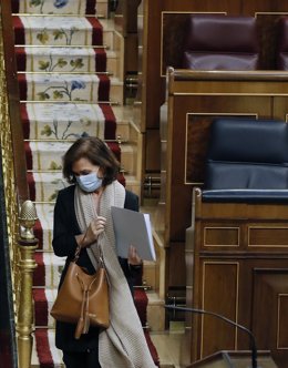 La vicepresidenta primera del Gobierno, Carmen Calvo, sale del hemiciclo durante el pleno del Congreso este miércoles donde se autorizará otra prórroga del estado de alarma solicitada por el Gobierno, en Madrid (España), a 6 de mayo de 2020.