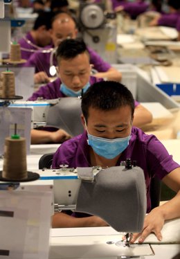 Trabajadores chinos en una fábrica