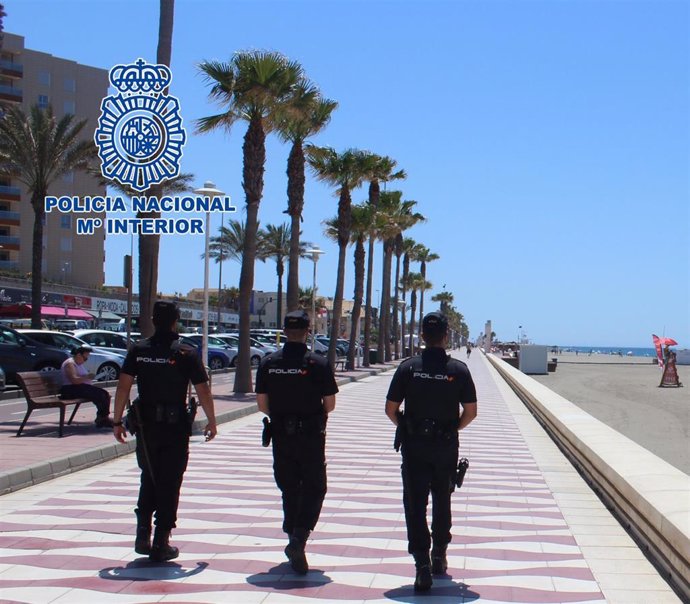 Tres agentes de Policía Nacional patrullan por el Paseo Marítimo de Almería
