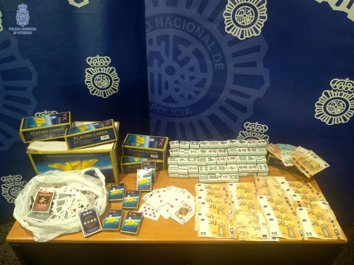 Dinero y artículos incautados en la operación policial.