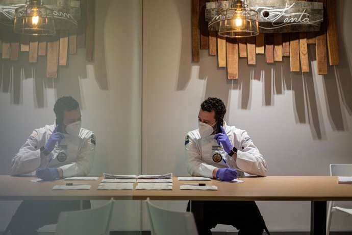 Un cocinero organiza los pedidos en un restaurante en Vitoria/País Vasco (España) a 3 de mayo de 2020.