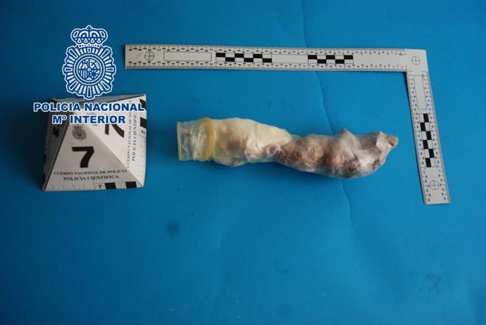 Droga intervenida en el interior de un preservativo