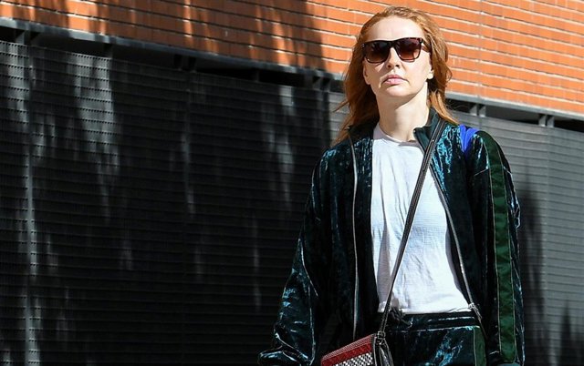 Cristina Castaño disfruta de un paseo junto a sus perros