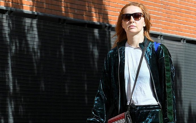 Cristina Castaño disfruta de un paseo junto a sus perros