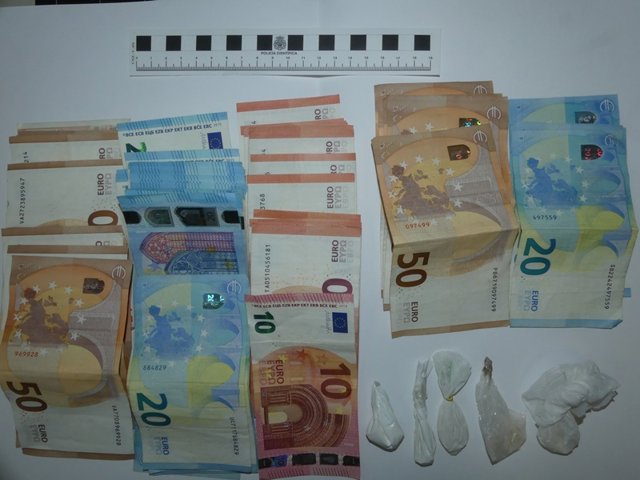 Dinero y droga incautados.