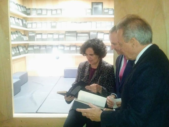 Berta Piñán durante su visita a la exposición.