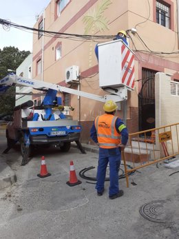 Operarios de Endesa trabajan en la instalación de líneas de baja y media tensión
