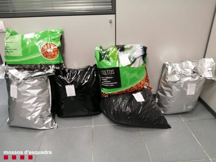 Seis bolsas con 14 kilos de marihuana incautada en Igualada (Barcelona) durante un control de la movilidad durante el confinamiento.